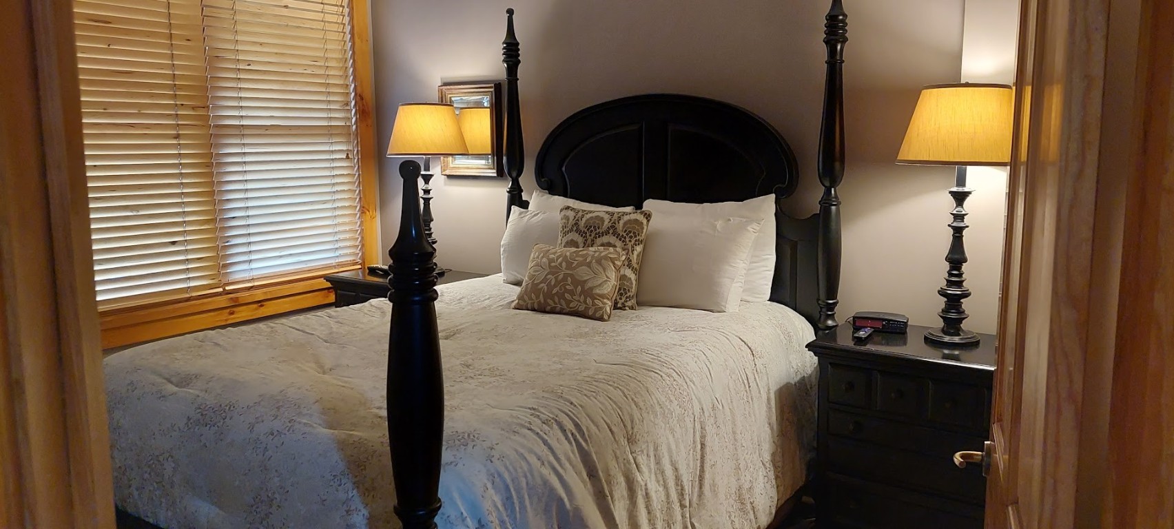 100 Dercum Square, Unit 8374 Keystone, CO 80435 - Photo 3 of 24 a bedroom with a bed and lamp on dresser