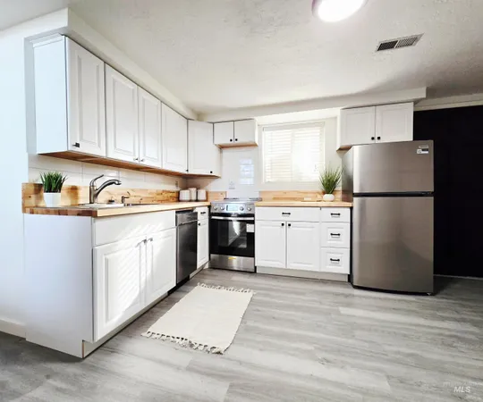 $299,900 | 728 Northwest 8th Street, Meridian, ID 83642