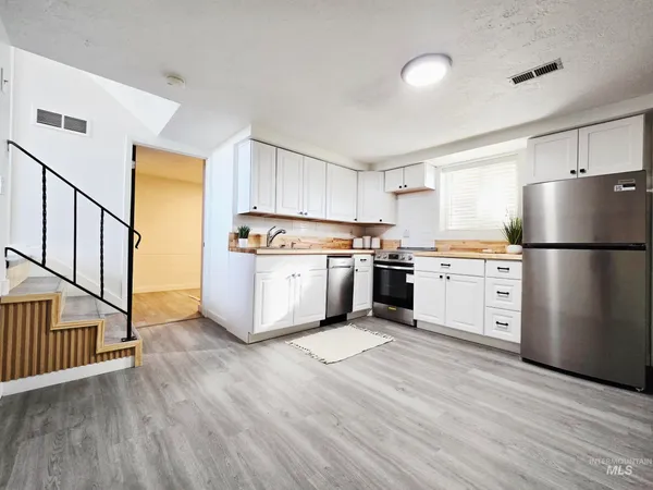 $299,900 | 728 Northwest 8th Street, Meridian, ID 83642