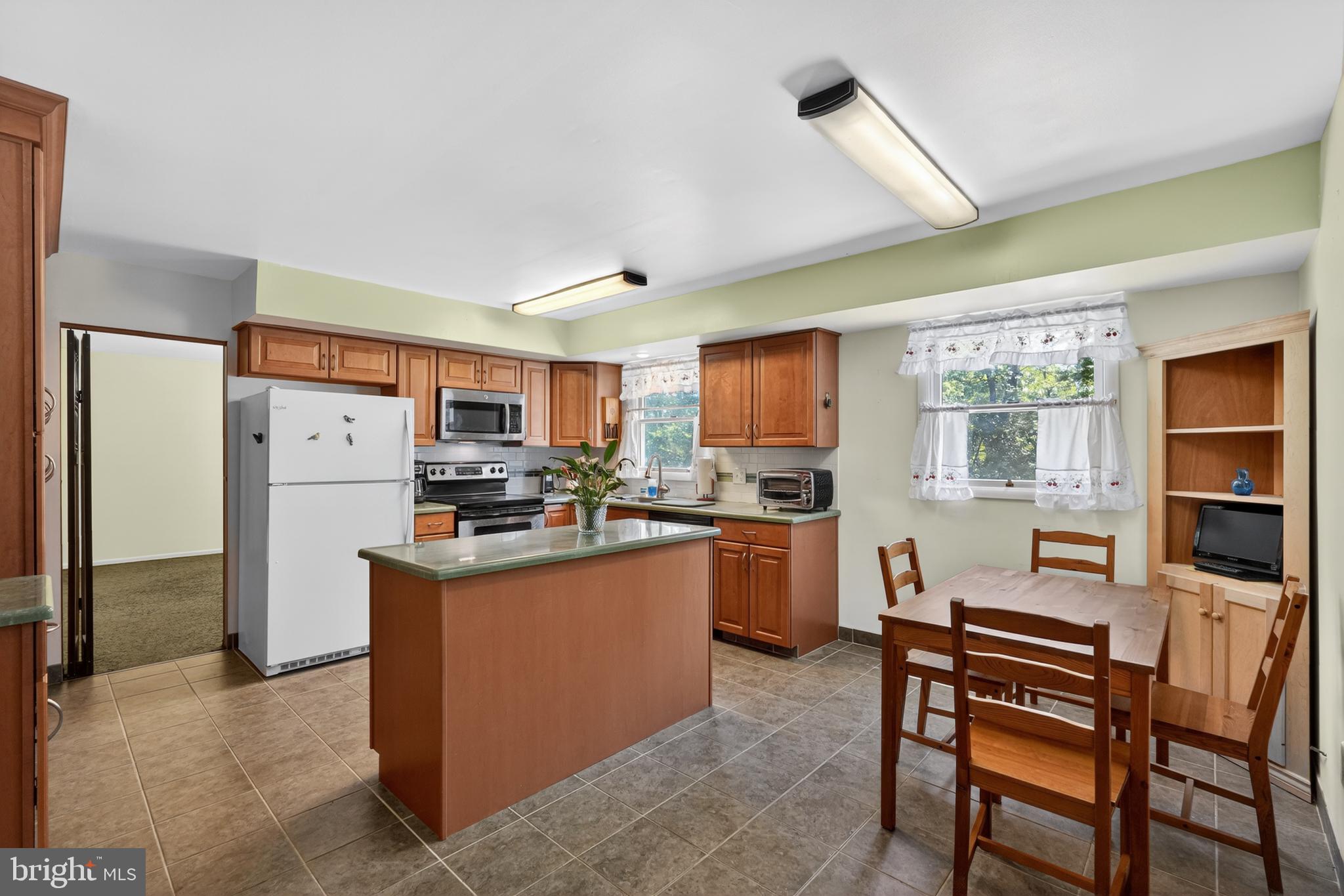 712 Meadowlark Road Norristown, PA 19403 - Photo 9 of 30