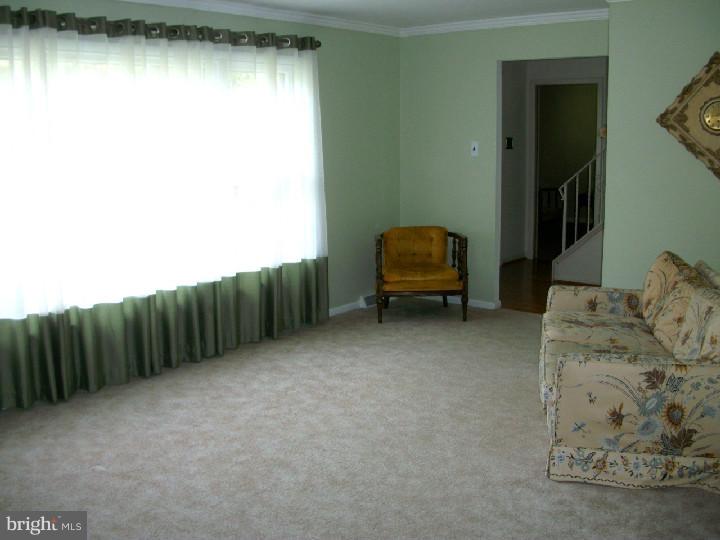 1273 Dennis Road Southampton, PA 18966 - Photo 4 of 12 Living Room