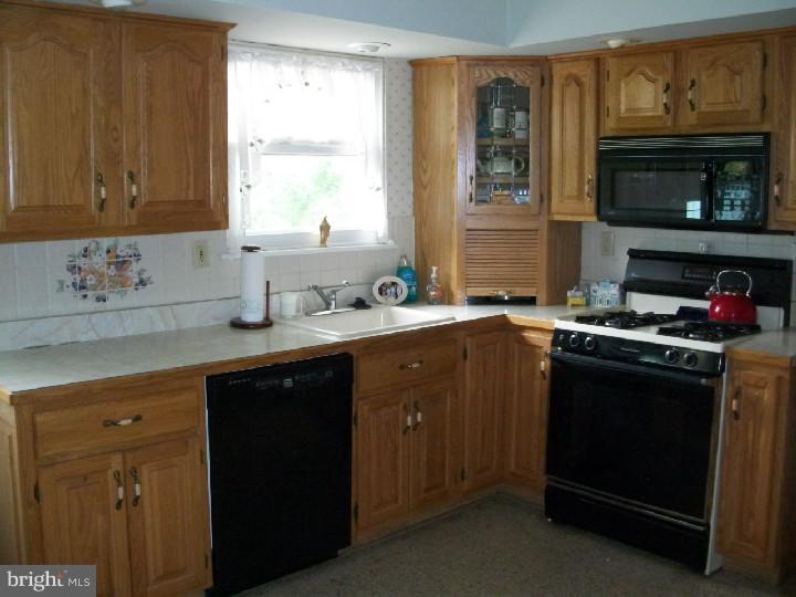 1273 Dennis Road Southampton, PA 18966 - Photo 6 of 12 Kitchen
