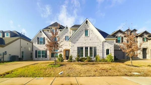 a view of a yard in front of a house