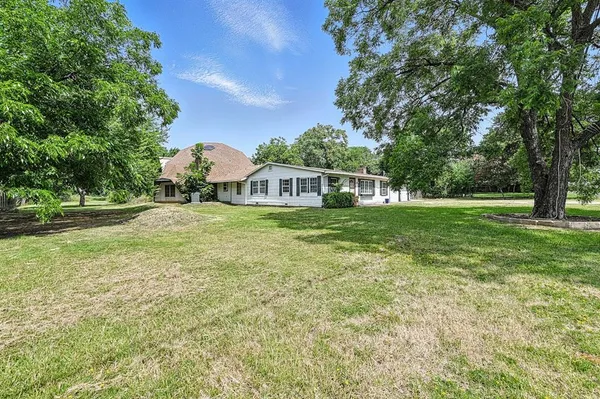 a view of a house with a big yard