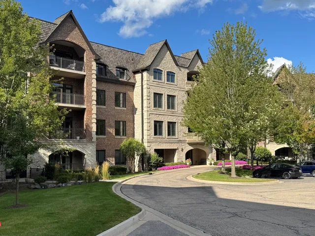 $4,100 | 1800 Amberley Court, Unit 102, Lake Forest, IL 60045