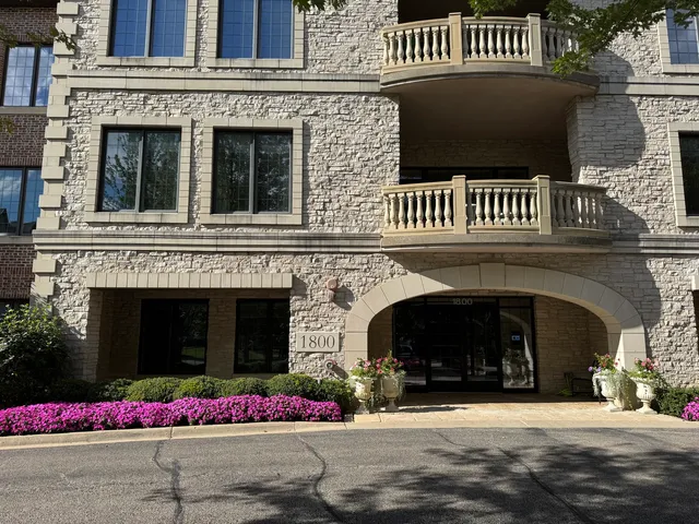 $4,100 | 1800 Amberley Court, Unit 102, Lake Forest, IL 60045
