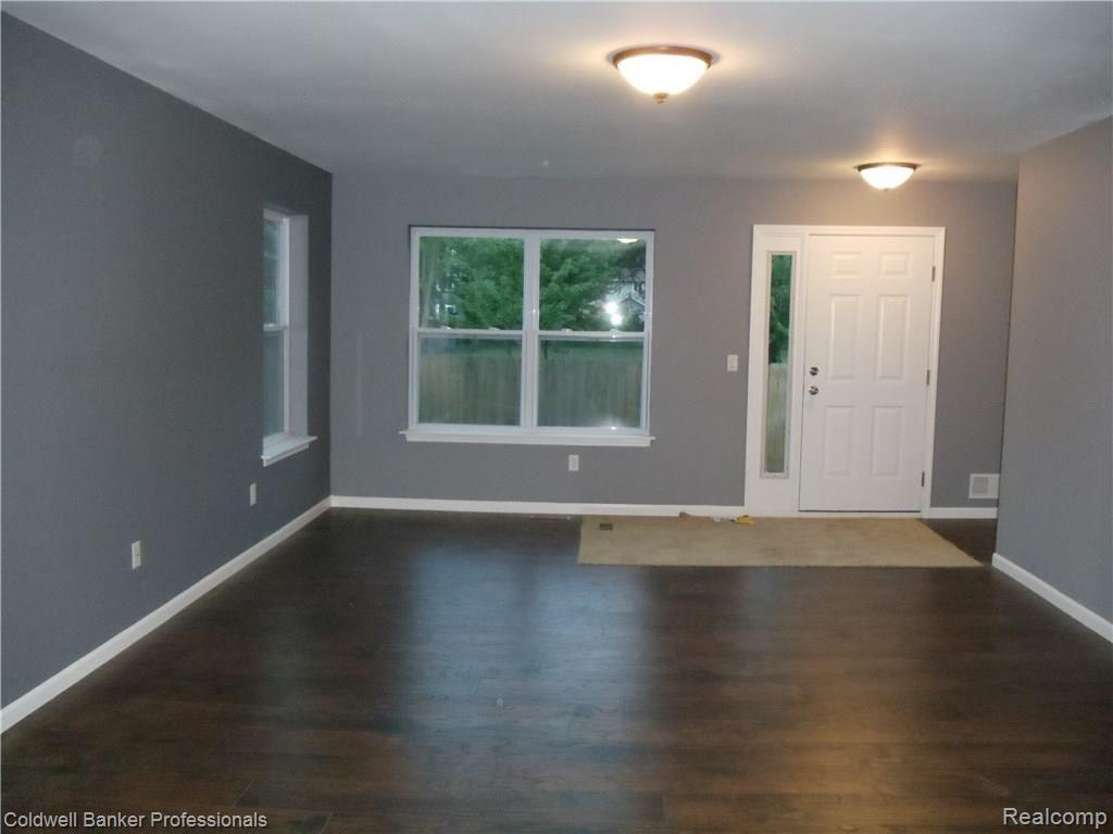 4711 Duck Lake Road North Highland, MI 48356 - Photo 5 of 29 Spacious sunny living room.