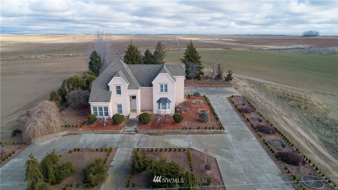890 South Lucy Road Othello, WA 99344 - Photo 1 of 40 a view of a city from a yard