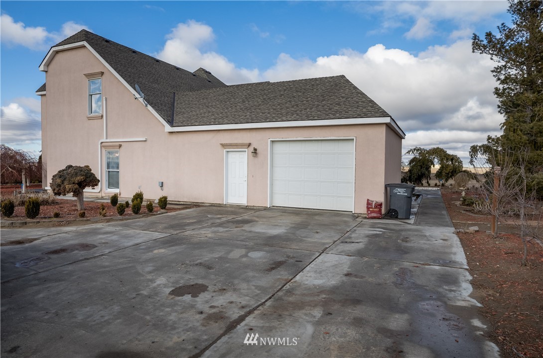 890 South Lucy Road Othello, WA 99344 - Photo 14 of 40 a view of a house with a yard