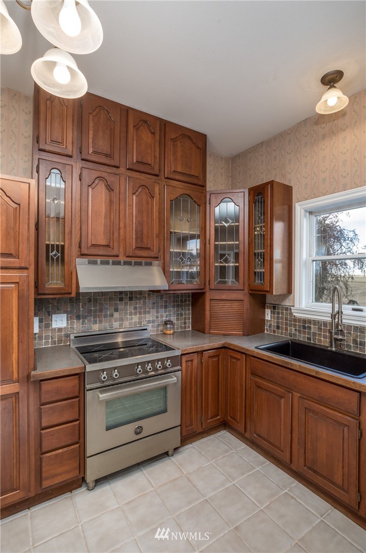 890 South Lucy Road Othello, WA 99344 - Photo 21 of 40 a kitchen with stainless steel appliances granite countertop a sink and cabinets
