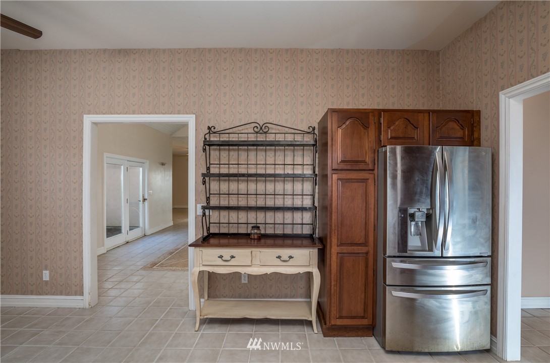 890 South Lucy Road Othello, WA 99344 - Photo 22 of 40 a kitchen with stainless steel appliances a refrigerator and a stove top oven