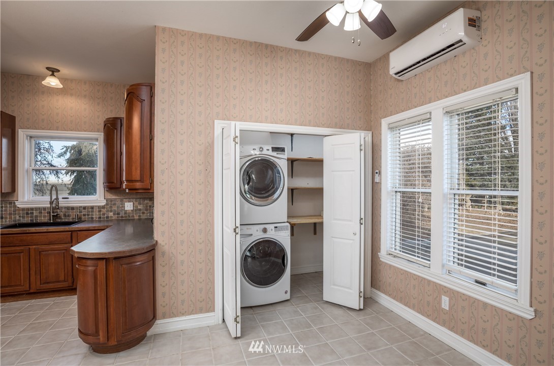890 South Lucy Road Othello, WA 99344 - Photo 23 of 40 a view of a hallway with washer and dryer