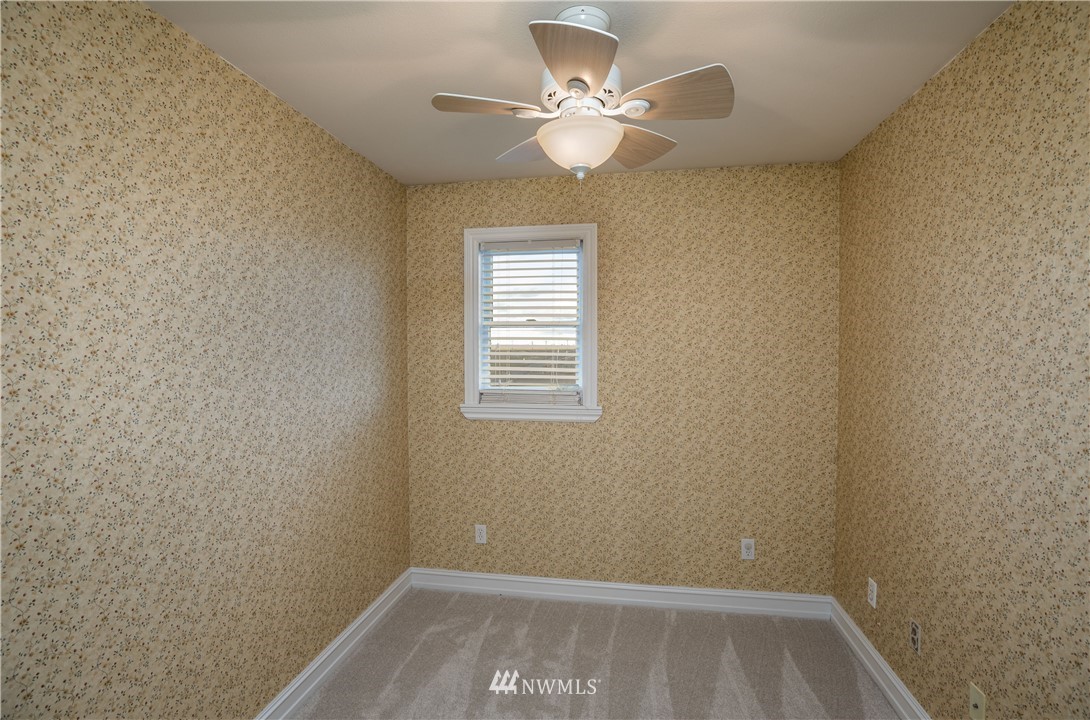 890 South Lucy Road Othello, WA 99344 - Photo 35 of 40 a view of room with window and ceiling fan