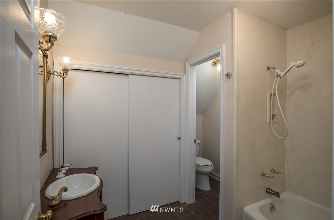 890 South Lucy Road Othello, WA 99344 - Photo 36 of 40 a bathroom with a shower a toilet and sink