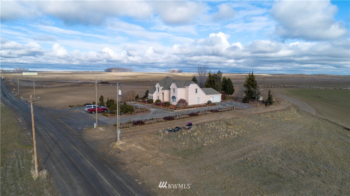 890 South Lucy Road Othello, WA 99344 - Photo 6 of 40 a view of a terrace with sky view