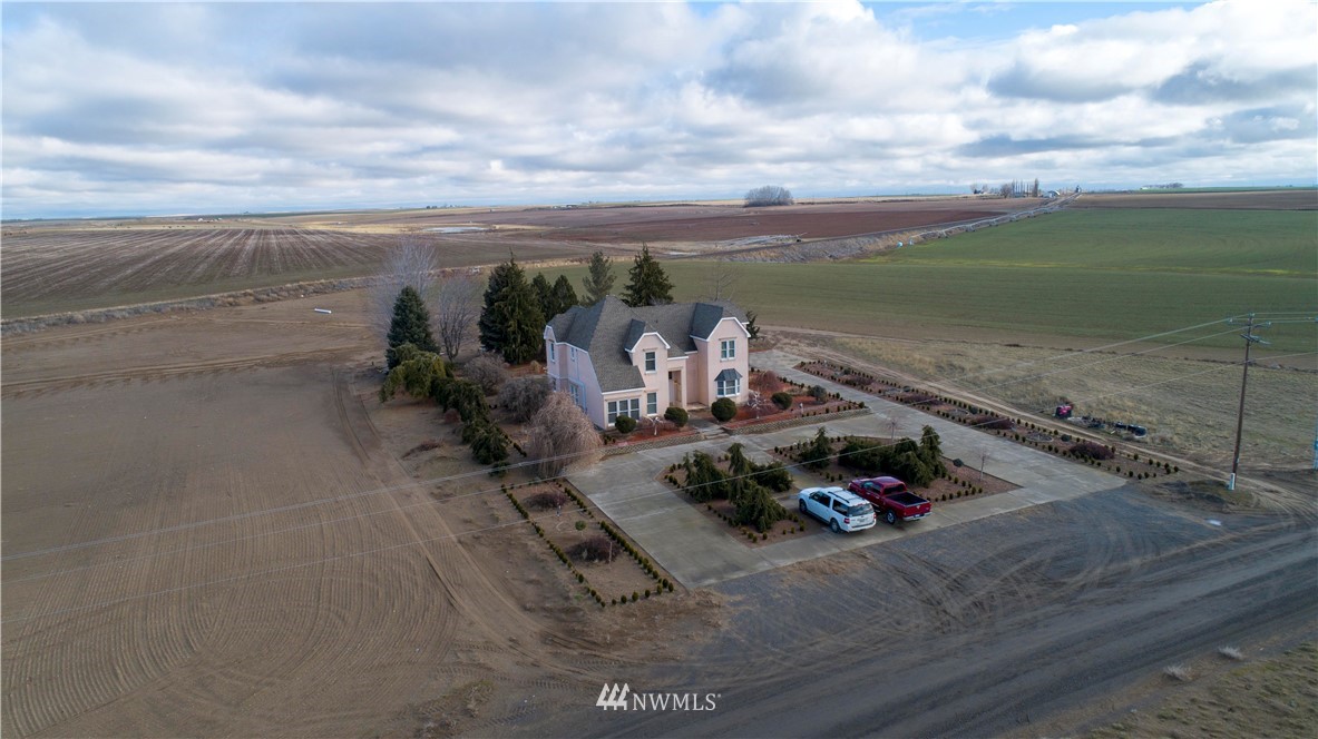 890 South Lucy Road Othello, WA 99344 - Photo 7 of 40 a backyard of a house with table and chairs