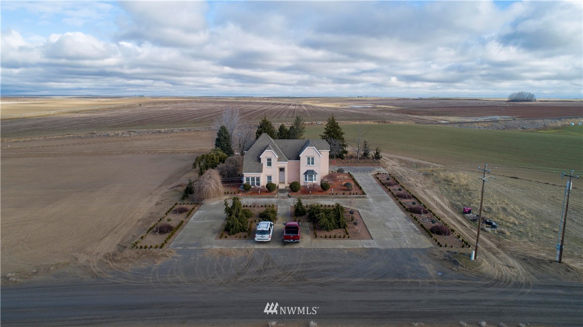 890 South Lucy Road Othello, WA 99344 - Photo 8 of 40 a view of a terrace with sky view