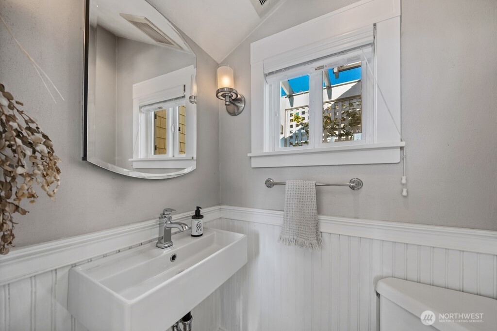 75 East Road Tacoma, WA 98406 - Photo 26 of 38