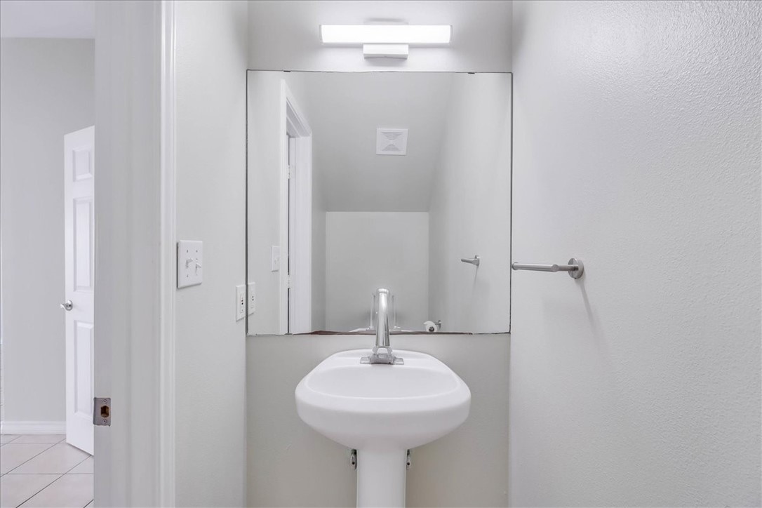 15513 Palmira Avenue, Unit B Corpus Christi, TX 78418 - Photo 19 of 39