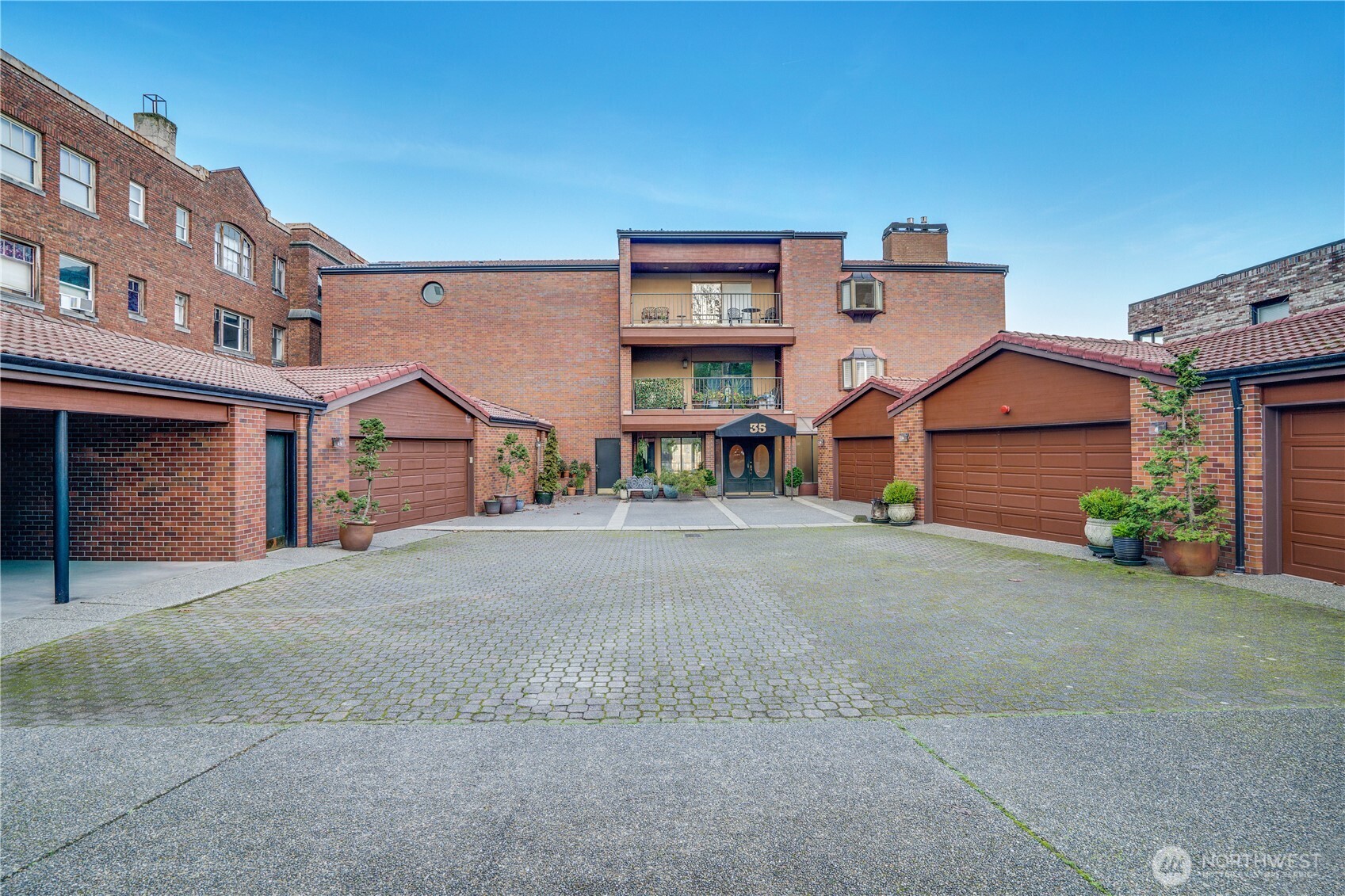 35 Broadway, Unit 1 Tacoma, WA 98402 - Photo 2 of 34