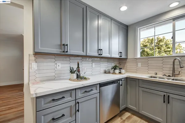 $999,999 | 147 Wisteria Drive, East Palo Alto, CA 94303