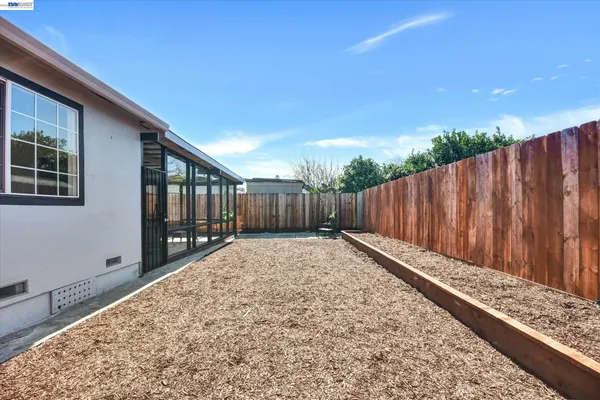 $999,999 | 147 Wisteria Drive, East Palo Alto, CA 94303