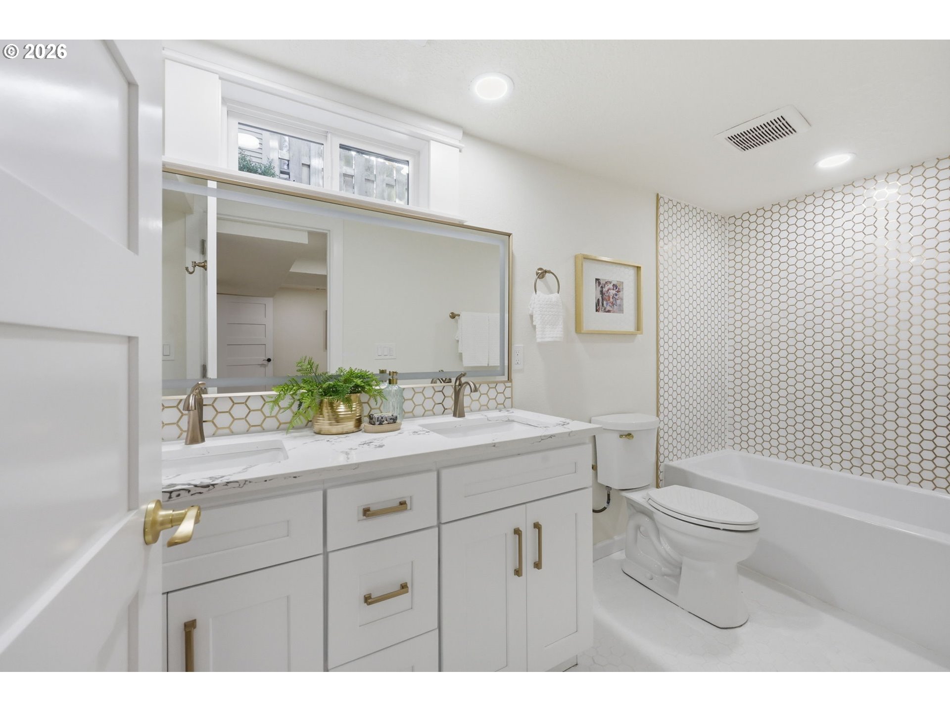 2425 Northeast 40th Avenue Portland, OR 97212 - Photo 30 of 43 Bathroom