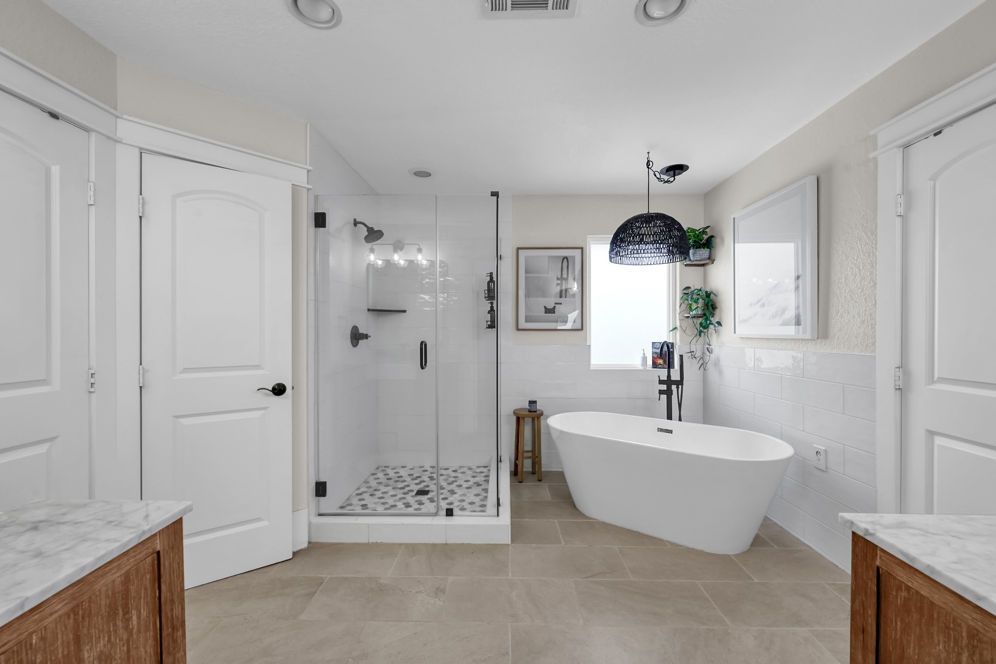 1328 West 23rd Street, Unit A Houston, TX 77008 - Photo 20 of 28 a spacious bathroom with a tub sink and mirror