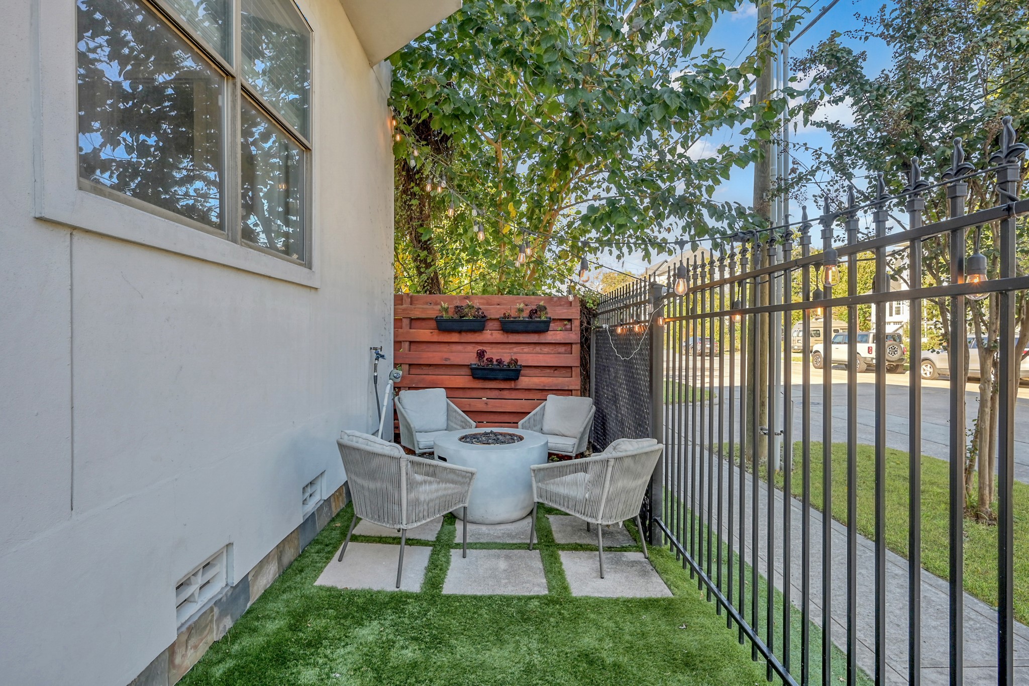 1328 West 23rd Street, Unit A Houston, TX 77008 - Photo 23 of 28 a view of a chairs and table in backyard