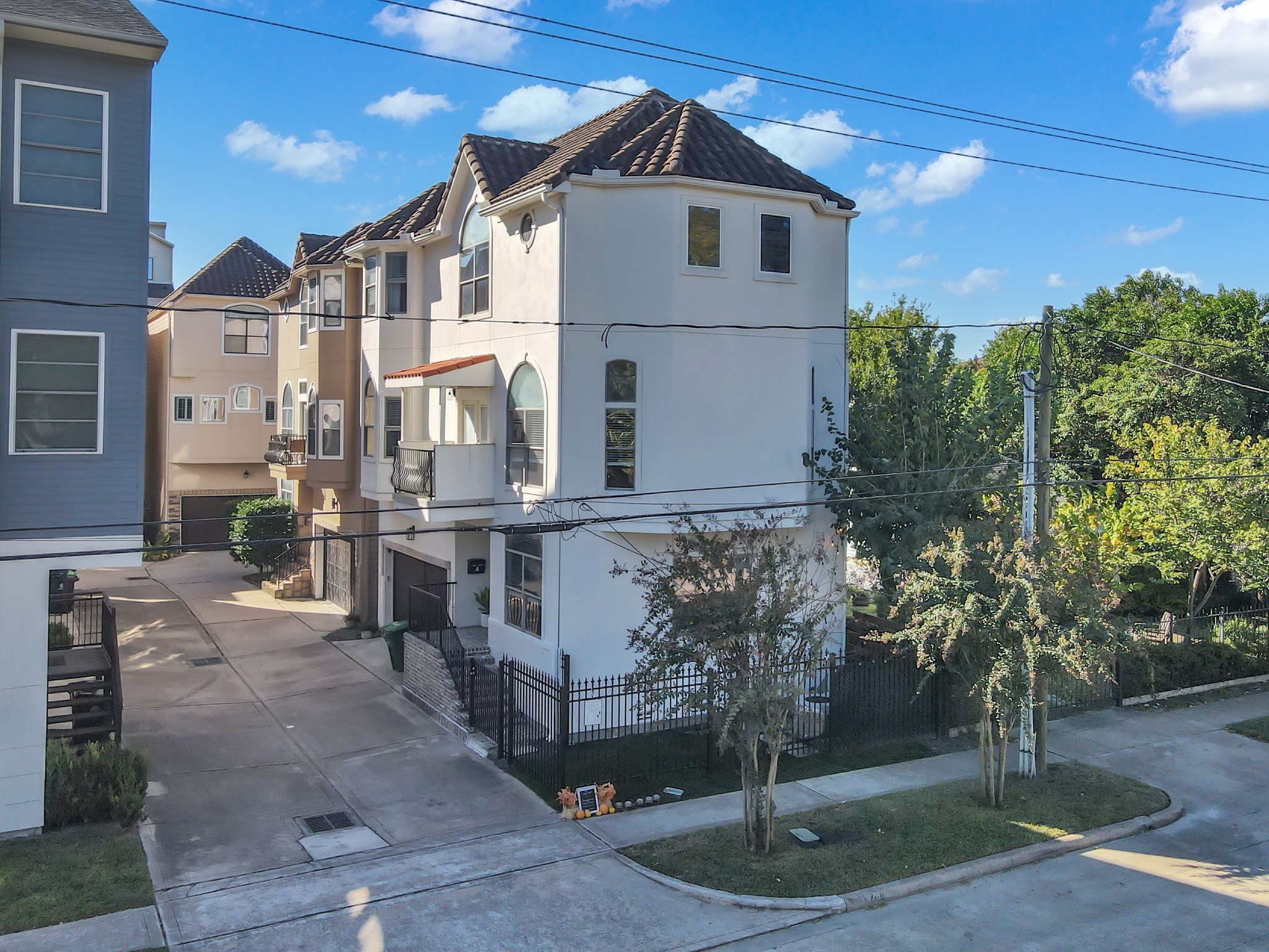 1328 West 23rd Street, Unit A Houston, TX 77008 - Photo 24 of 28 a front view of a house with garden