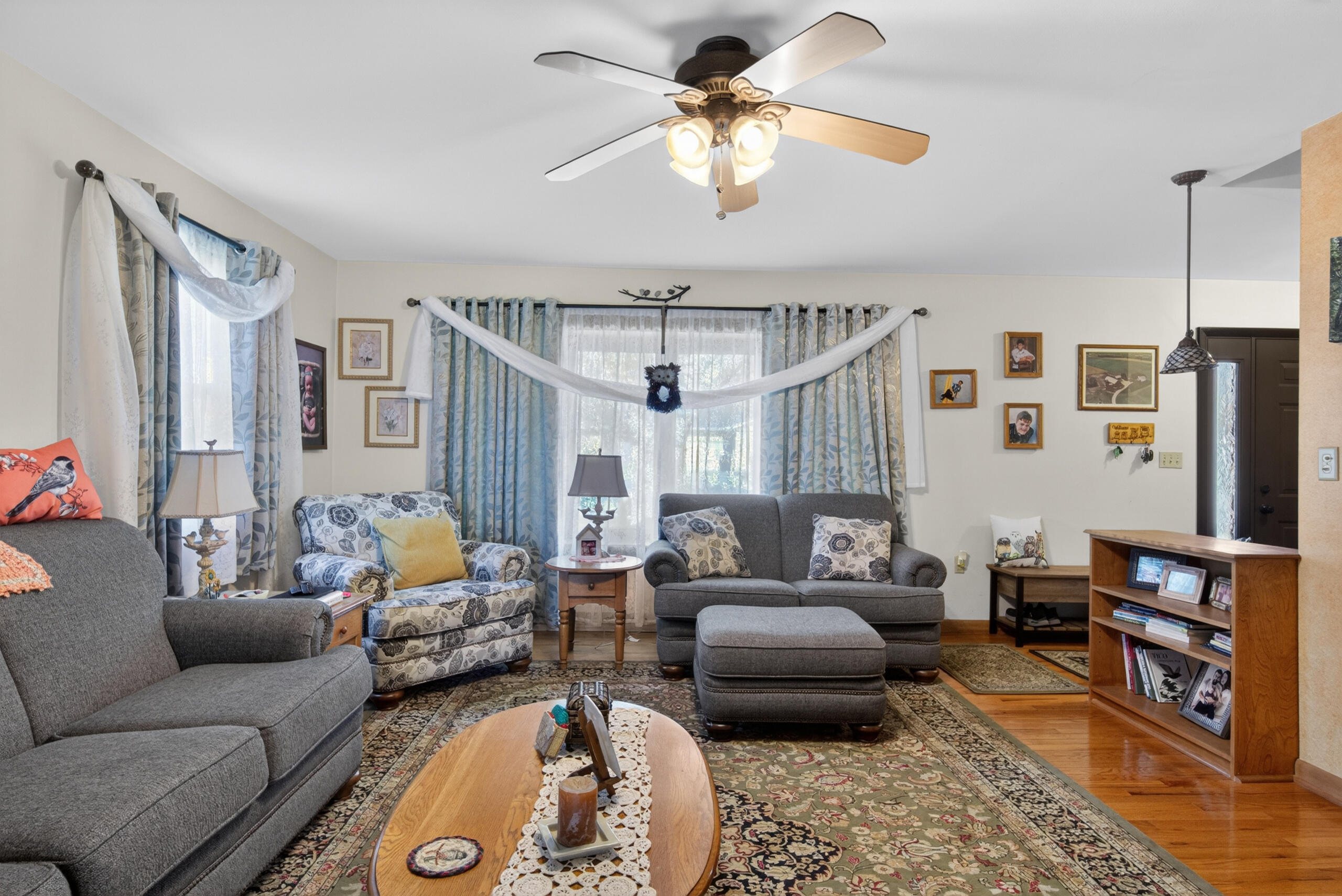 2915 South 16th Street Sheboygan, WI 53081 - Photo 17 of 48 Living Room