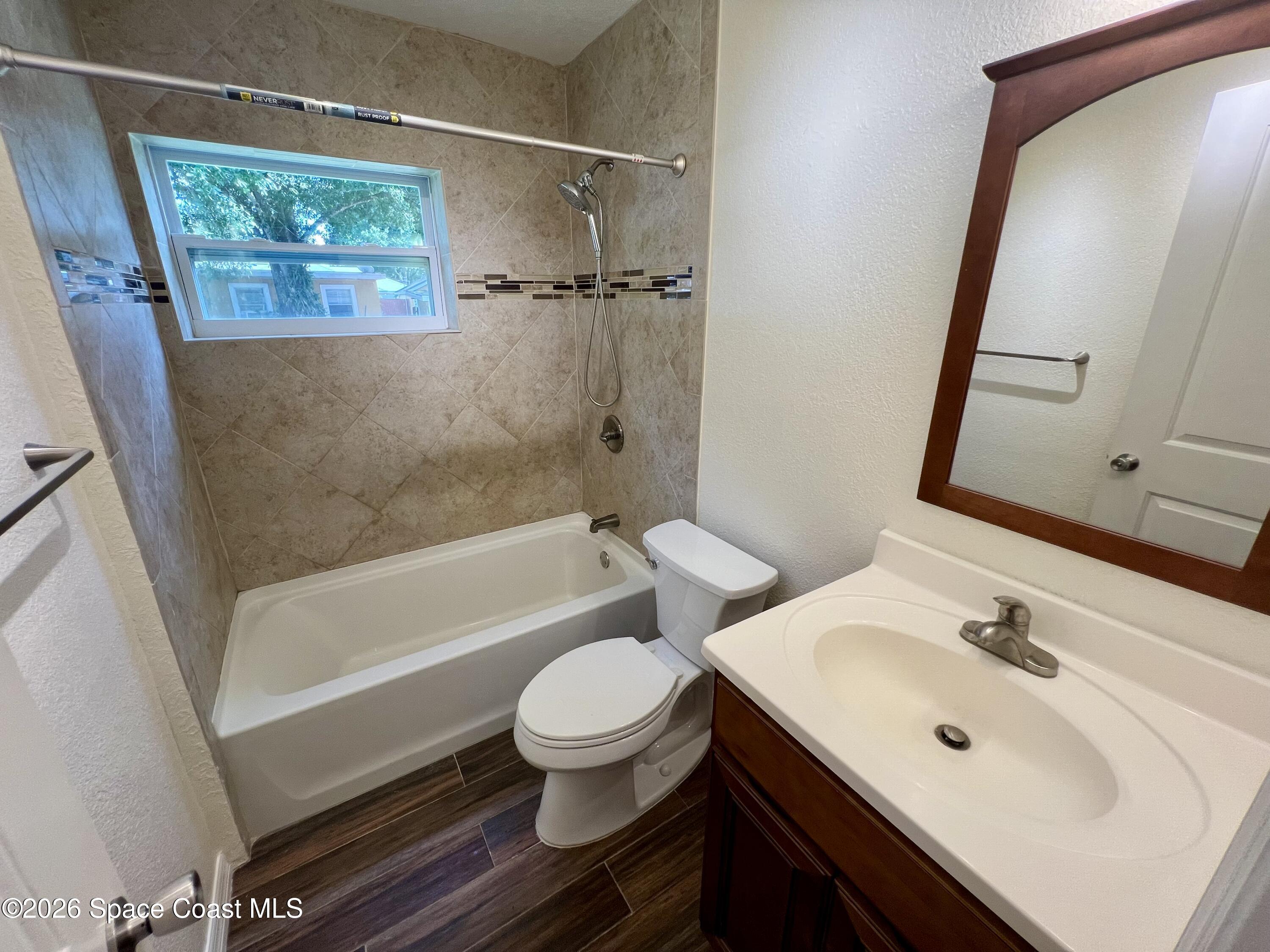 175 Northwest Valencia Road Melbourne, FL 32904 - Photo 19 of 23 Guest Bathroom