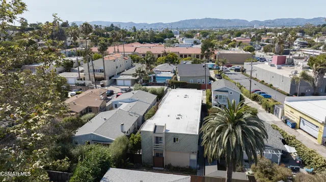a view of a back yard