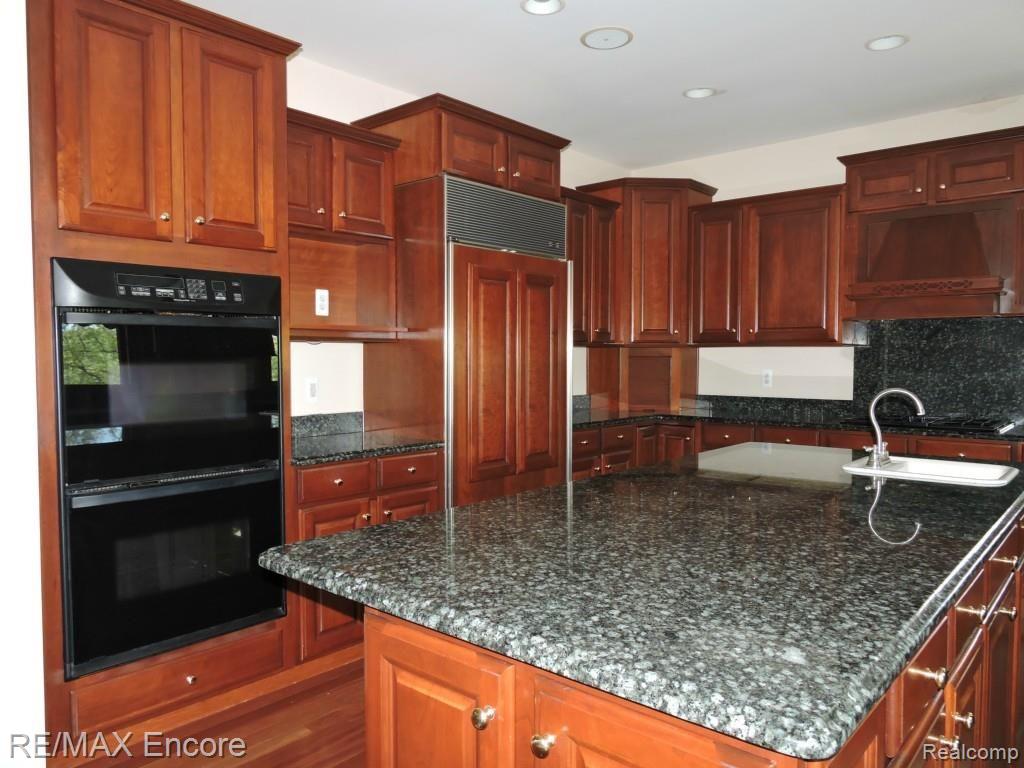 7674 Devins Ridge Clarkston, MI 48348 - Photo 14 of 42 kitchen with double ovens.jpg