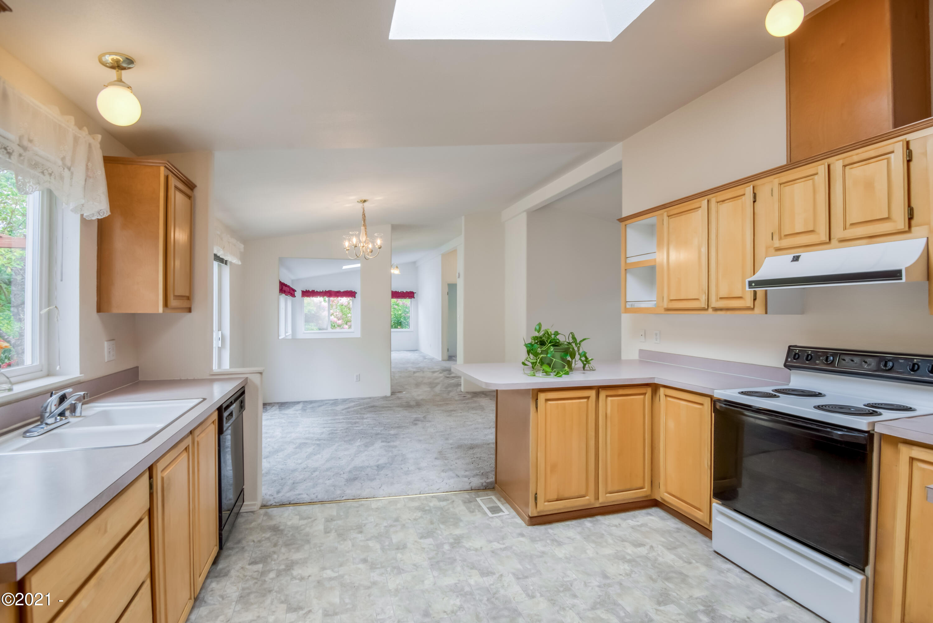 1211 Southeast River Road Toledo, OR 97391 - Photo 14 of 48 Kitchen