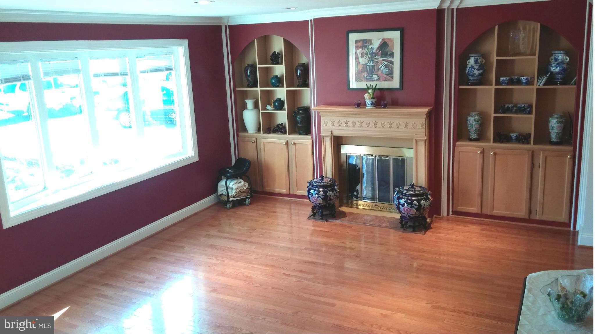 7601 Mendota Place Springfield, VA 22150 - Photo 4 of 30 Living Room