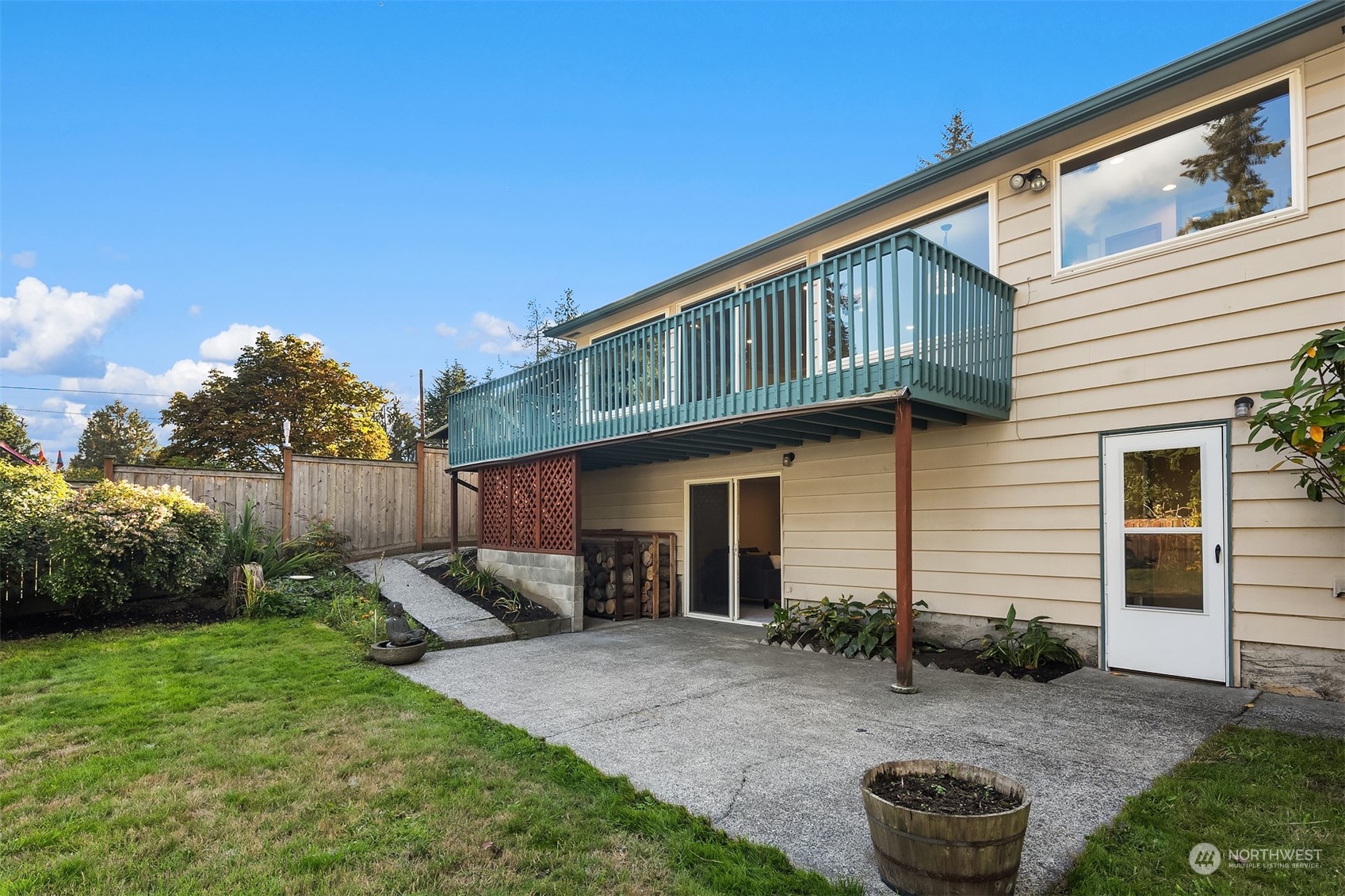 1834 North 183rd Street Shoreline, WA 98133 - Photo 37 of 40 a front view of a house with garden