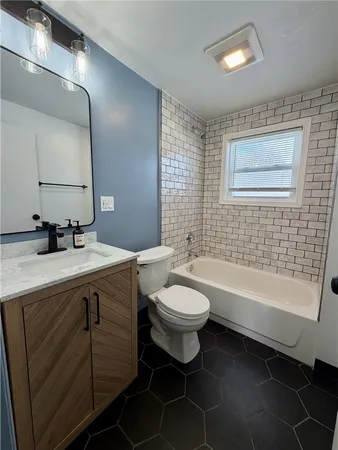 $1,750 | 199 Morris Avenue, Unit 2, Pawtucket, RI 02860