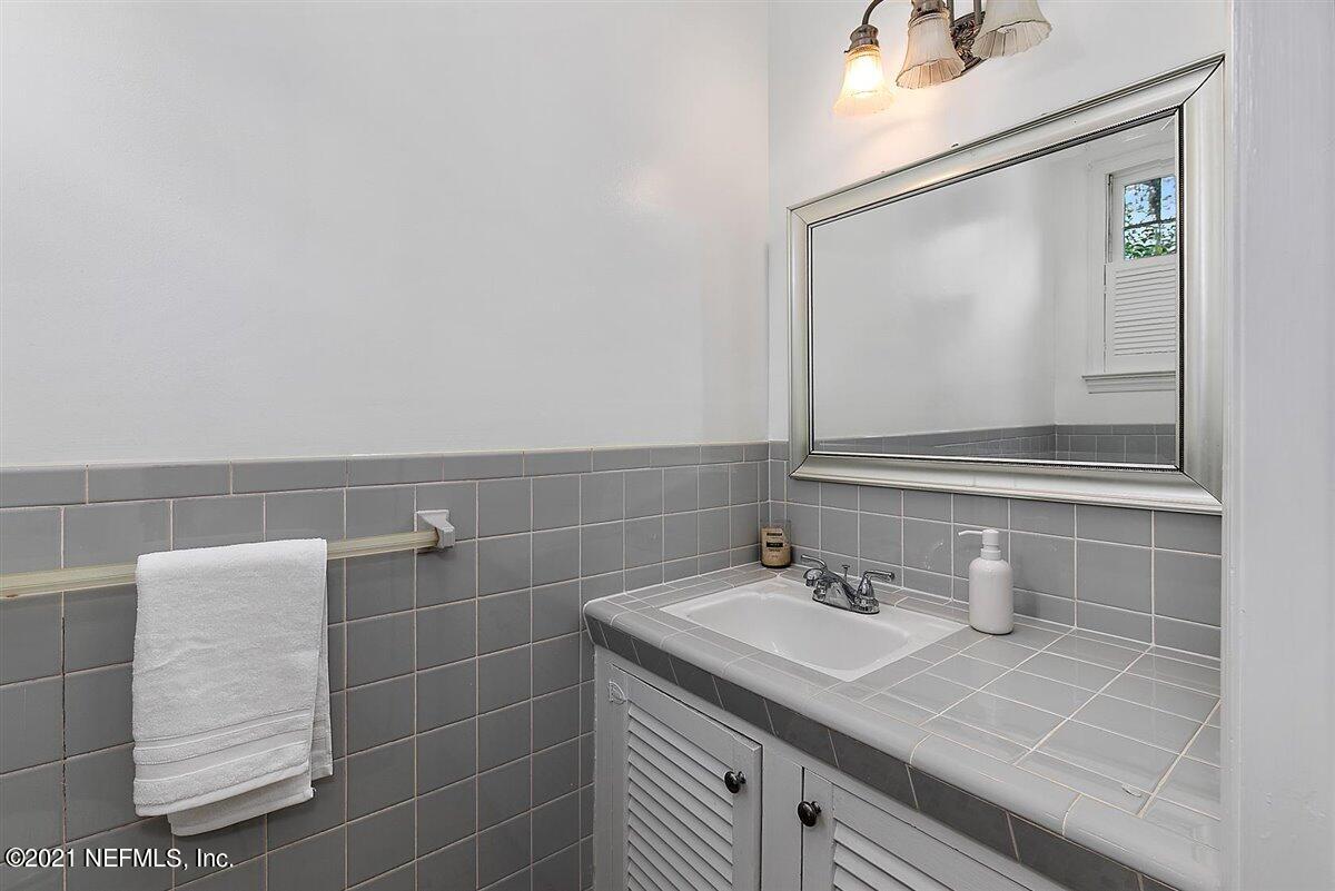 1422 Lakewood Road Jacksonville, FL 32207 - Photo 17 of 39 Bathroom