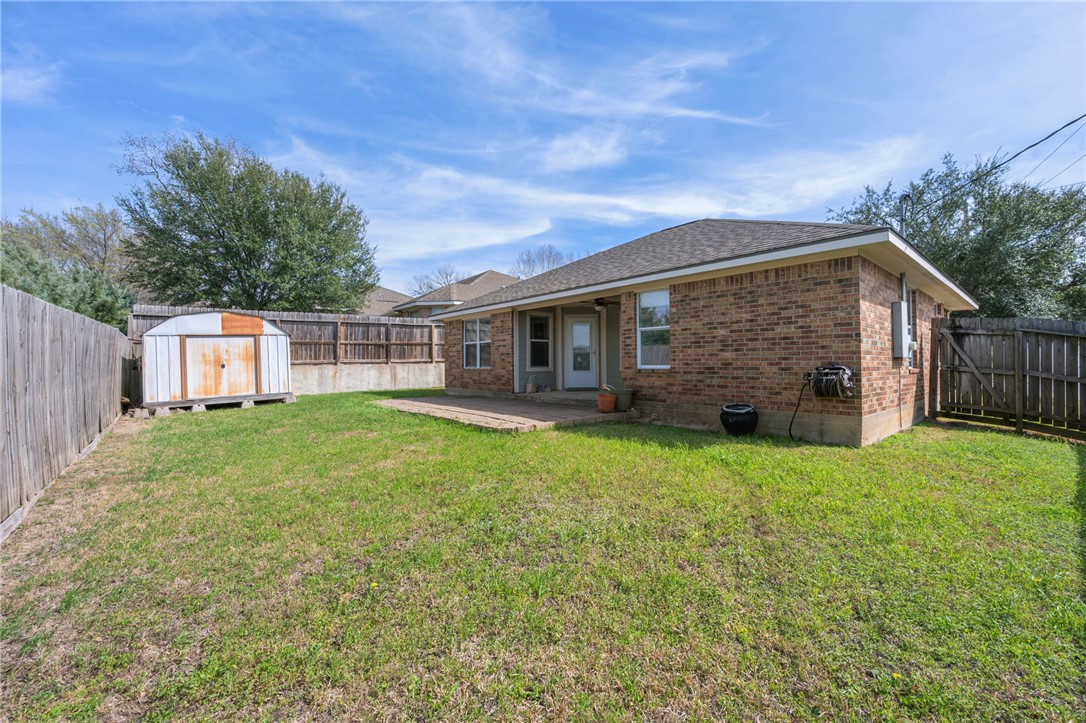 501 Riggs Street Brenham, TX 77833 - Photo 20 of 22 a view of a house with backyard and garden