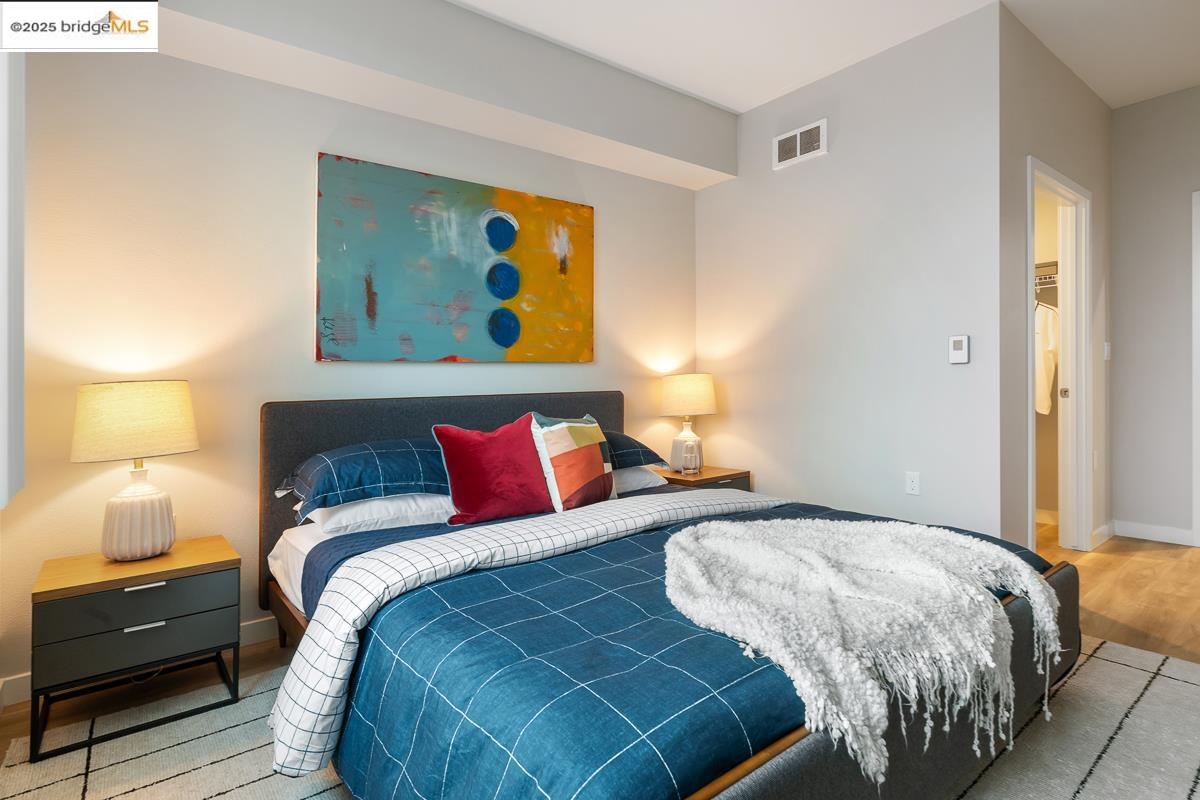 260 Brooklyn Basin Way, Unit 540 Oakland, CA 94606 - Photo 17 of 43 a bedroom with a bed and lamps