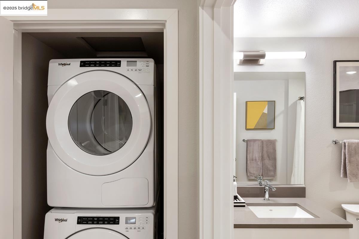 260 Brooklyn Basin Way, Unit 540 Oakland, CA 94606 - Photo 21 of 43 a utility room with dryer and washer