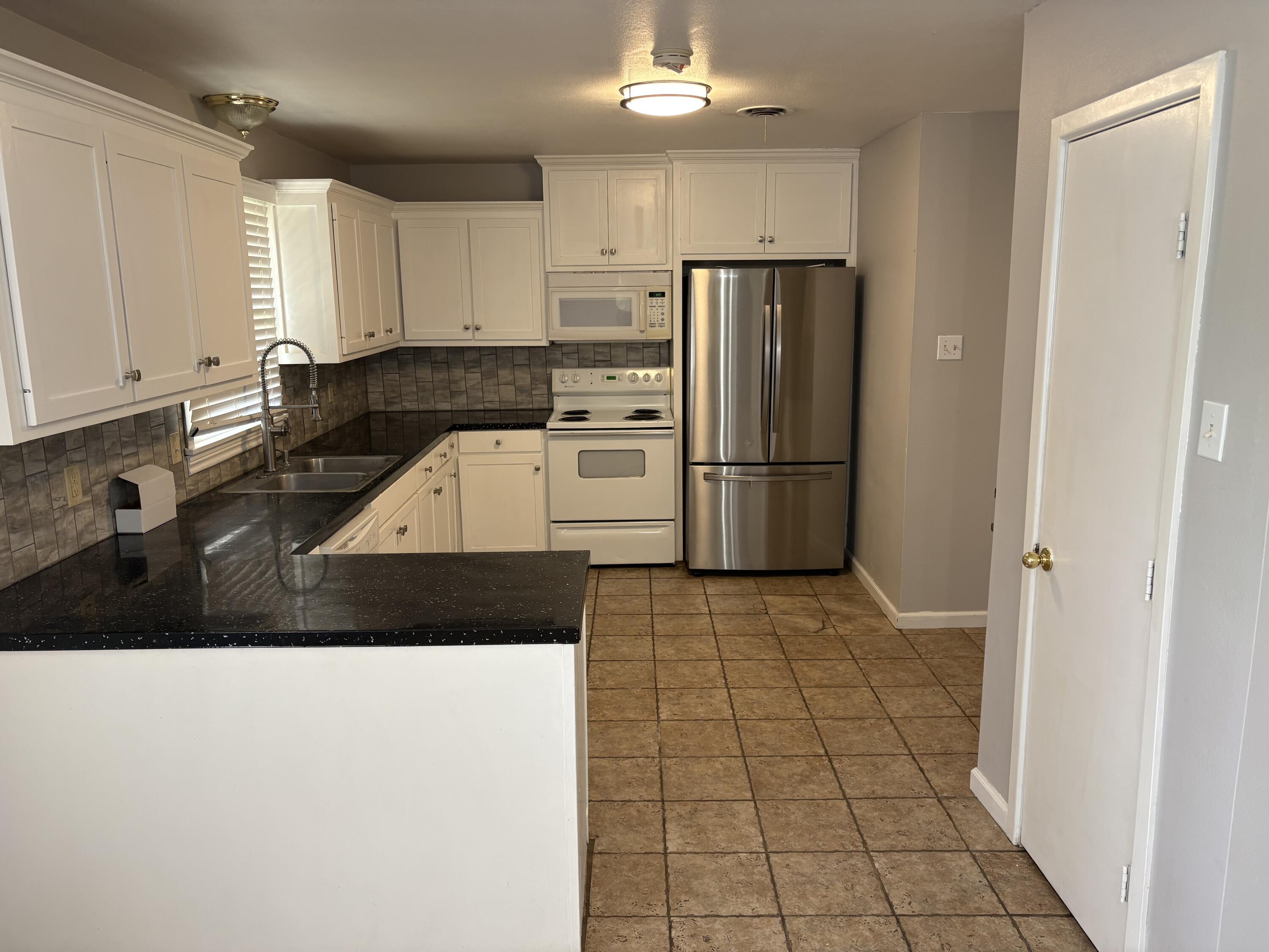 3025 57th Street Lubbock, TX 79413 - Photo 8 of 38 IMG_0502