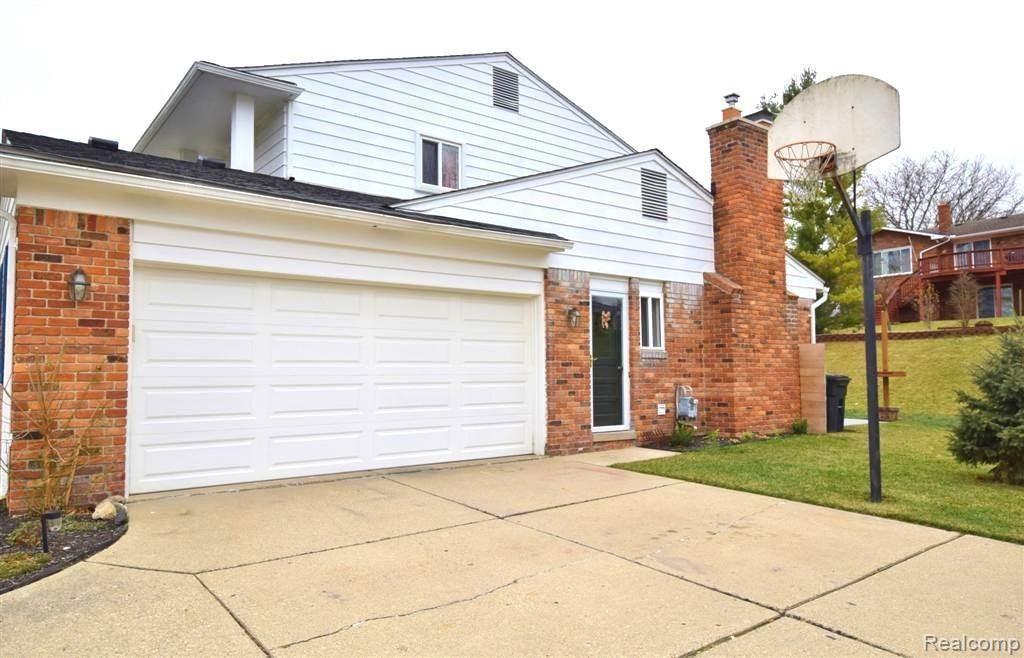 36651 Saxony Road Farmington, MI 48335 - Photo 35 of 37 side of home .JPG