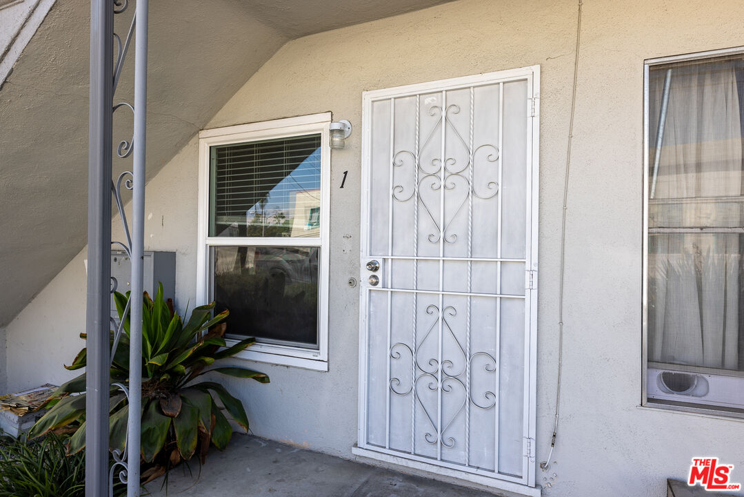 4119 Marlton Avenue, Unit 1 Los Angeles, CA 90008 - Photo 3 of 13 a view of a entryway