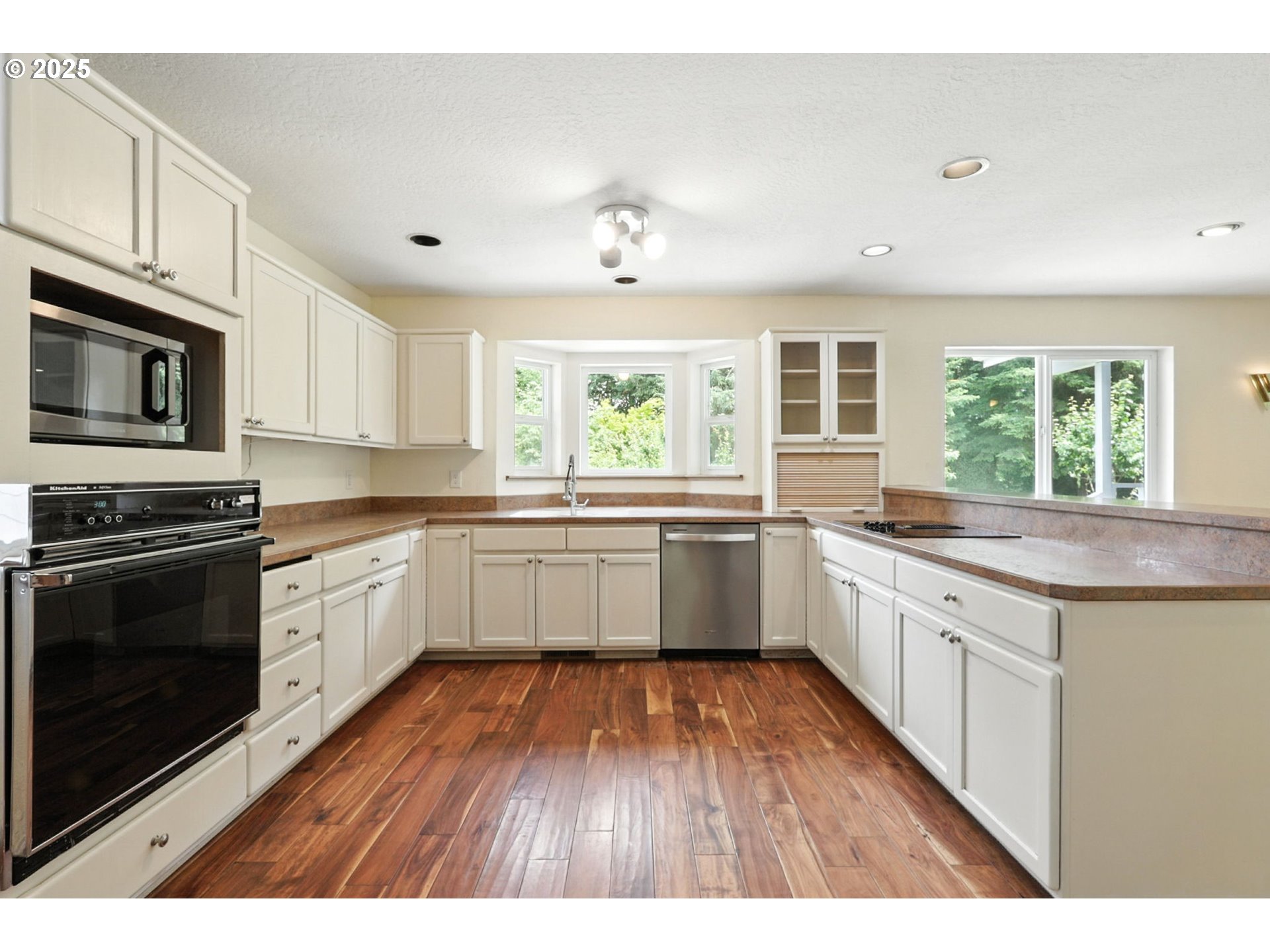 116 Noble Road Winlock, WA 98596 - Photo 10 of 48 a kitchen with granite countertop wooden floors a sink stainless steel appliances and window