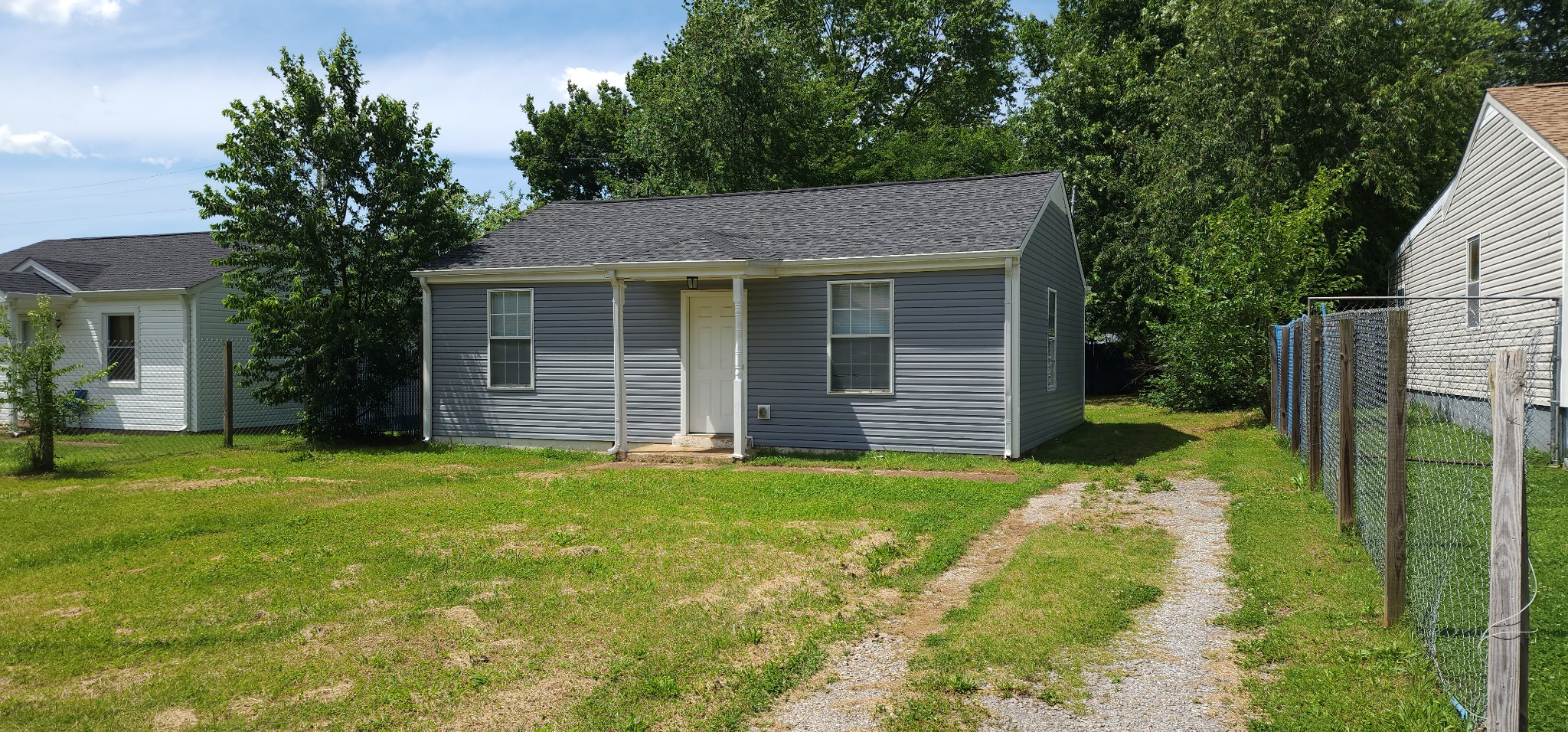 305 Burch Road Clarksville, TN 37042 - Photo 3 of 5 a backyard of a house with large garden and plants