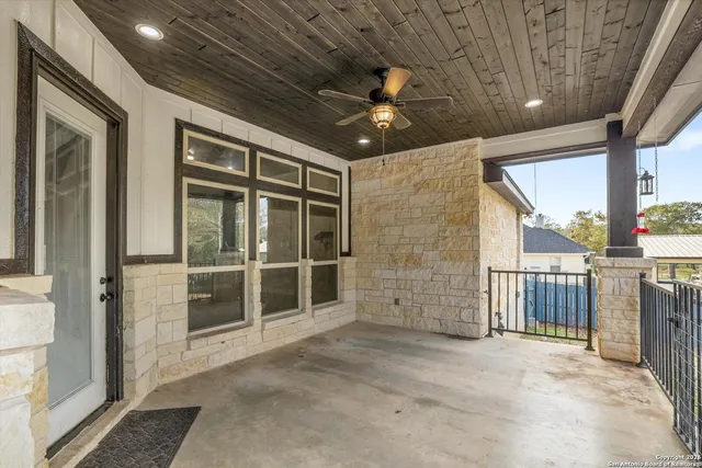 a black and white photo of a living room