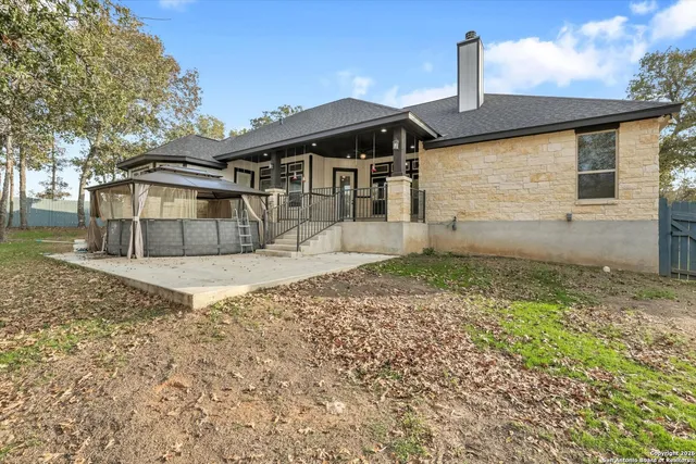 a view of yard with tree