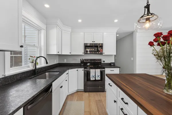 $889,900 | 10 Lodge Drive, Saco, ME 04072